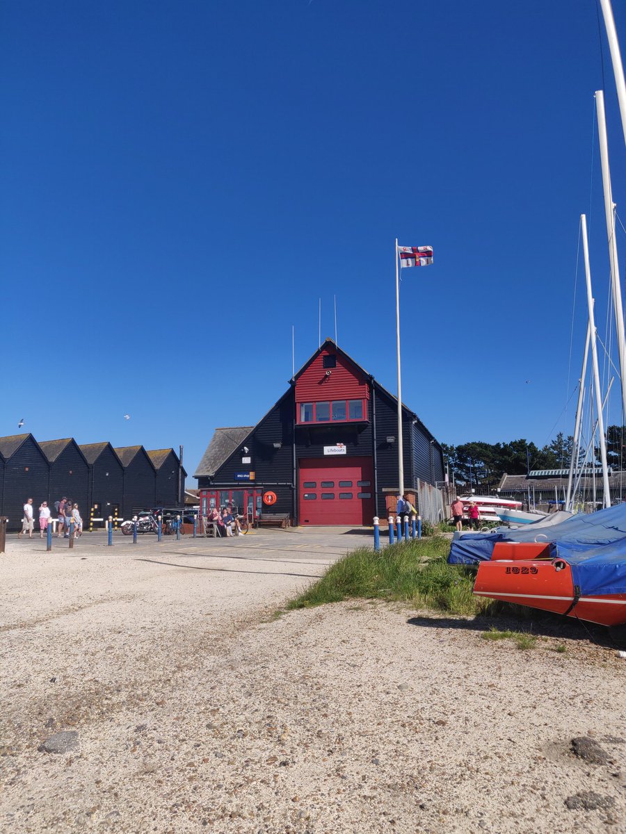 ataleofwander's tweet photo. Beautiful sunny evening in the little town of Whitstables in Southern England. https://t.co/sUY2ay2mqW