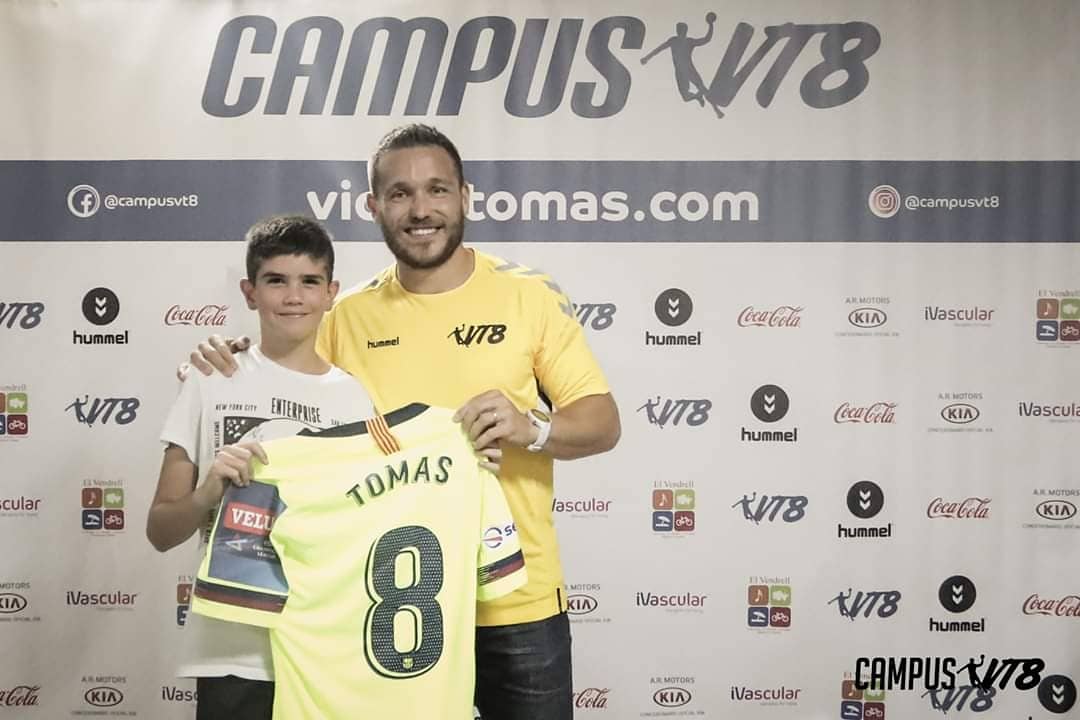 lalolagitana's tweet photo. Eternamente agradecida a @VictorTomas8 #CampusVT8 #FamiliaVT8 x esta semana en q han cuidado d forma exquisita a #Miguel. Reto conseguido d aprendizaje personal y deportivo al lado d un ídolo d carne y hueso, gran jugador y mejor persona! Gracias X tanto! #Demayorquierosercomoel https://t.co/n7HyHKjATM