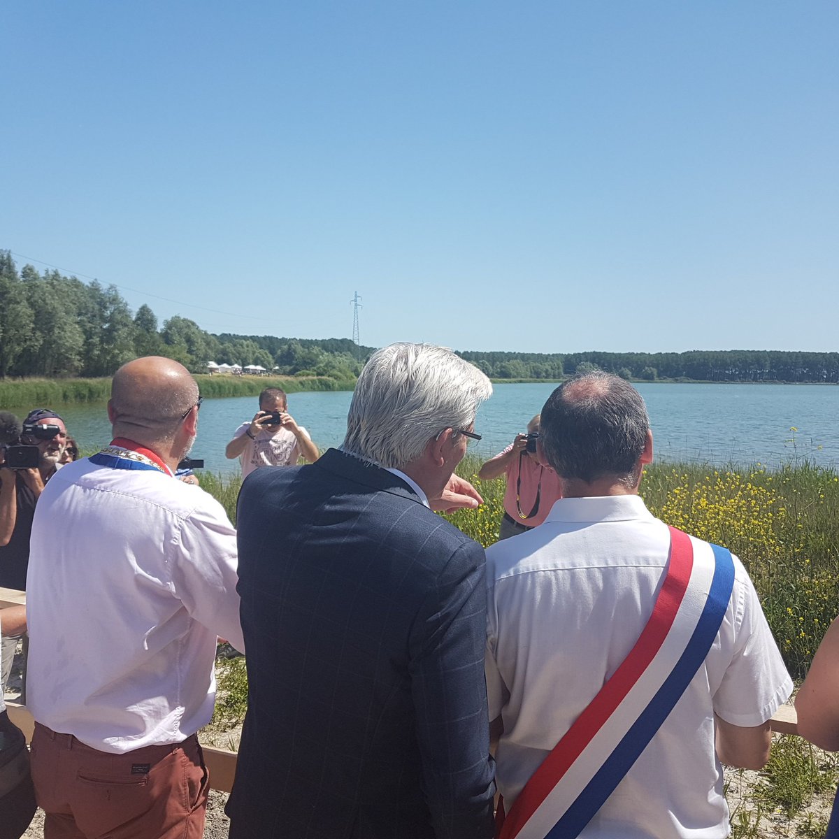 Belle inauguration du lac de Téteghem ce midi. Présence du maire et du député. Quelques maires et élus de la CUD sont venus soutenir les locaux. L' affaire était dans le lac elle est maintenant autour du lac. Très bel endroit.