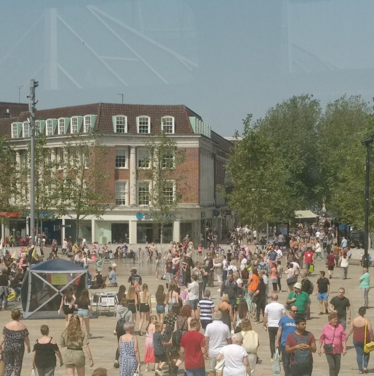 Crowds in #Hull for #extinctionrebellion #soundthealarm #hullunderwater