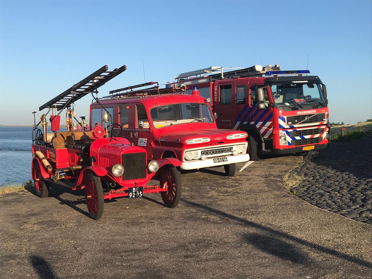 SlotDirk's tweet photo. We zijn te gast met de #Tford bij #brandweer #kloosterzande. Ze bestaan 200 jaar en deze auto is daar in 1924 aangeschaft. #brandweermansam is onder de indruk👍 https://t.co/LHlOxHcoFn
