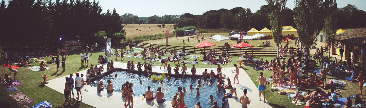 En una hora obrim portes!! 🍻🌞🏄‍♂️🎧⛱️
Seguirem venent entrades a les taquilles del festival!!
+INFO -> festivalera.com/home