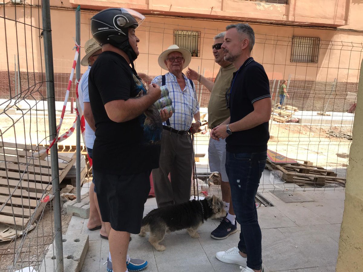 aytomotril's tweet photo. ➡️ El teniente de alcalde de Presidencia y Obras Públicas, Nicolás Navarro, atiende a los vecinos afectados por las obras 🏗 de la calle Ancha hoy sábado🚧 https://t.co/PNZ67ZGoiC