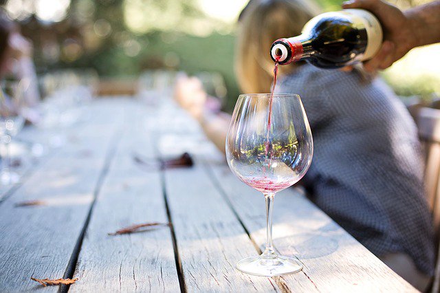 boka2blog's tweet photo. ¡NUEVO POST! ¿Queréis saber con qué vino maridar la comida de verano? 🌊🍷 ¡Un Marina Alta, un Txacolí... Aquí so dejamos algunos vinos que maridan perfectamente con la comida más veraniega! https://t.co/oDywDMjhVN https://t.co/U7miSLwtte