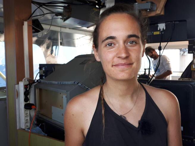 _iaci's tweet photo. Sto e sempre sarò dalla parte di chi salva una vita perché è l’umanità che fa la differenza. 
Il capitano Salvini non passerà alla storia, la capitana Carola sì.
#SalviniDimettiti 
#CarolaRacket 
#SeaWacht3 https://t.co/COvFFGdRCC
