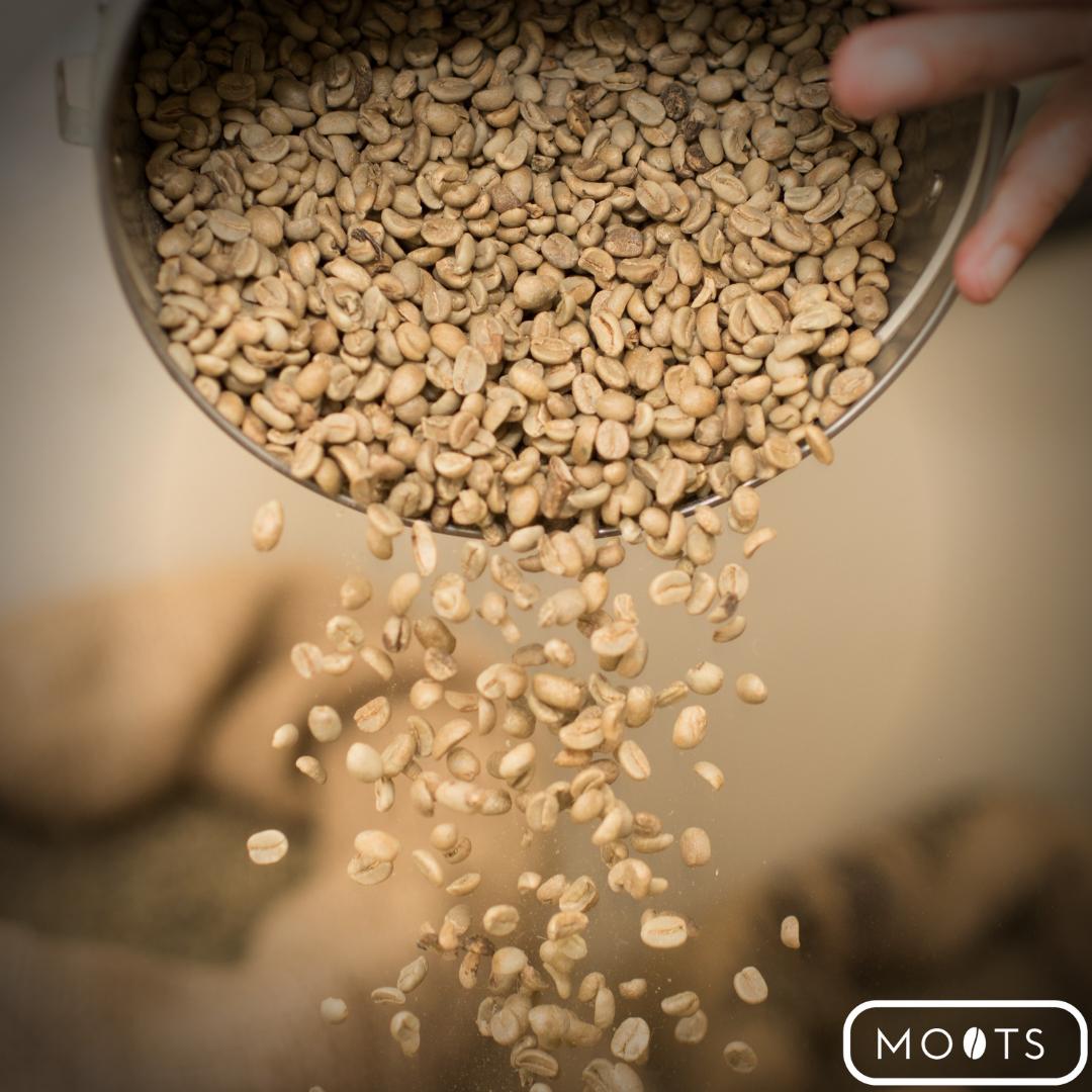 El tueste es donde el café pasa de su estado natural (café verde) a adquirir el tostado, para transformarlo en la bebida que se conoce como café.  Pide tu café recién tostado mootscafe.com #felizsabado #felizfinde