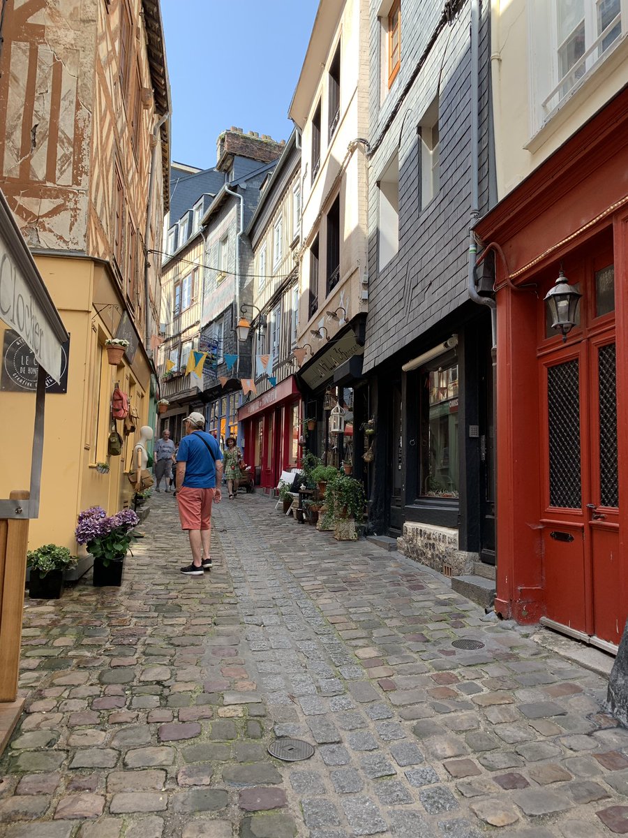 ClaudiaShanta's tweet photo. Honfleur è deliziosa, il vecchio porticciolo è pieno di barche, dappertutto ci sono fiori. E poi oggi c’era anche il mercato del brocantage!
#Honfleur 
#vacanzeinFrancia
#FranceFR https://t.co/UfB8zntDq3