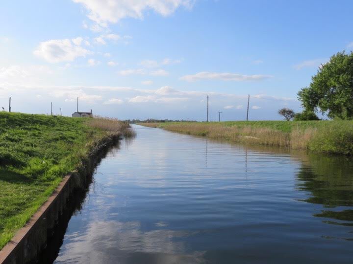 THREAD. Artificial watercourses across the Cambridgeshire  #fenland are called ‘lodes’ locally - from the Old English (ge)lād (derived from the verb ‘to lead’) - because they lead water from one place to another. Why was that necessary? The  #landscape holds the clues..