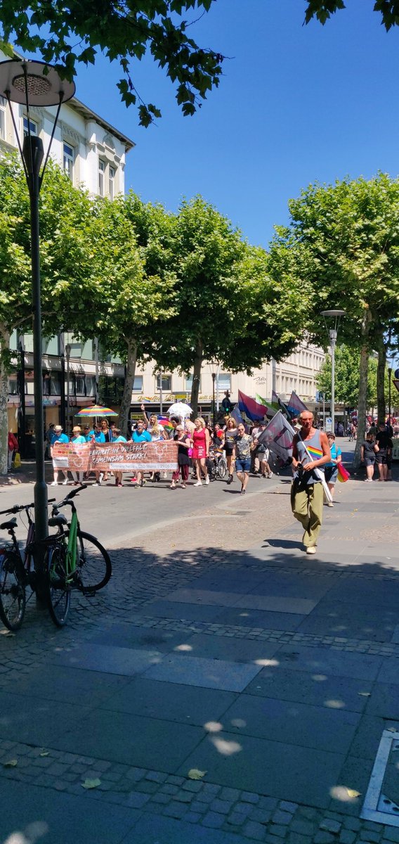 flowoll194's tweet photo. Mainz zeigt Flagge! Tolles Zeichen mit vielen Teilnehmern 👍 #CSD  #csd19 #Mainz #tolerance https://t.co/Q4ZkUrKWah
