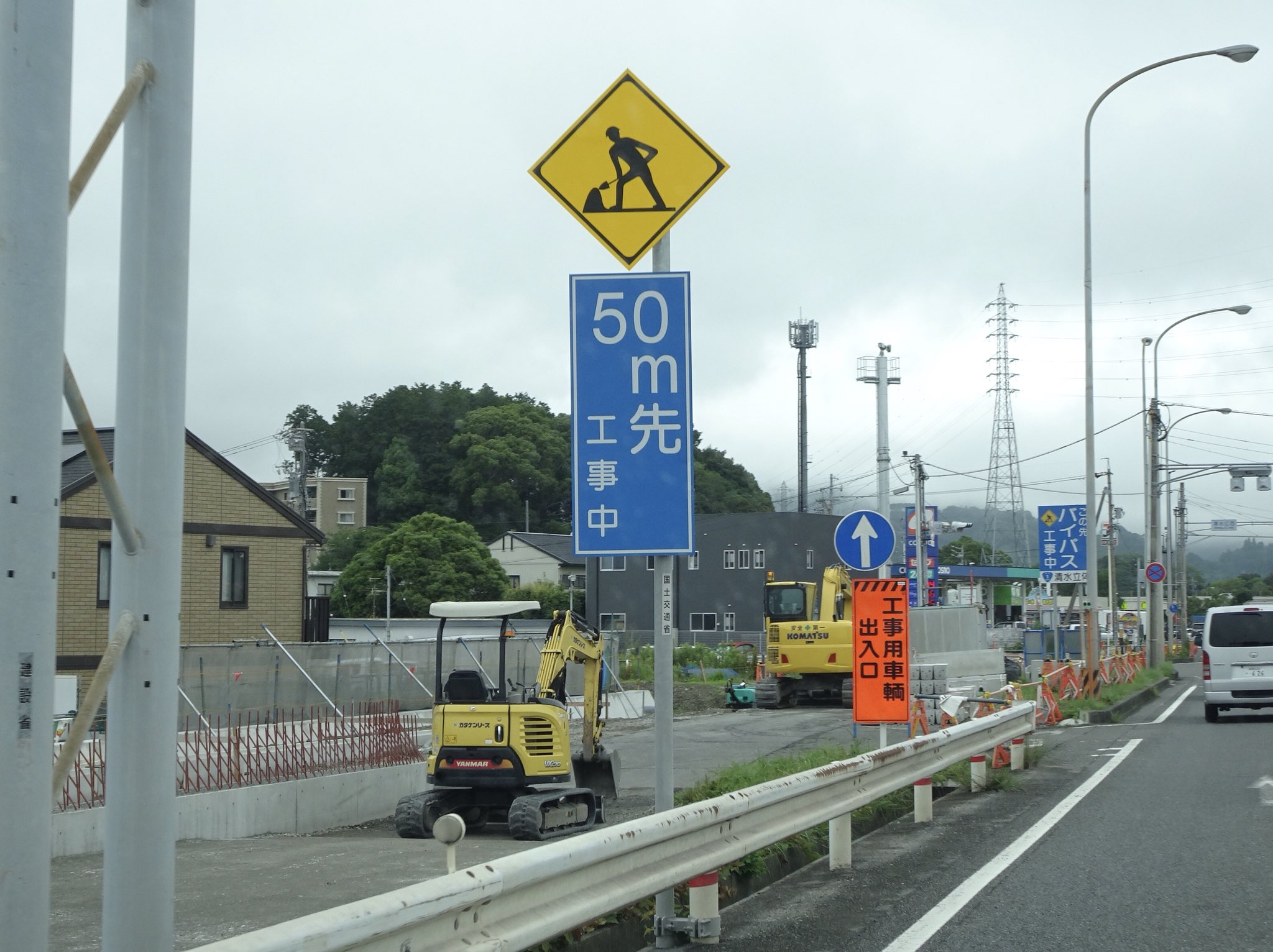 いわたび 国道1号 東名清水ic 清水立体工事 道路工事中 の標識が常設ような形で設置されるのはあまり見かけない気がします 標識柱にも国土交通省のステッカーあり T Co B2t9ftmmjc Twitter