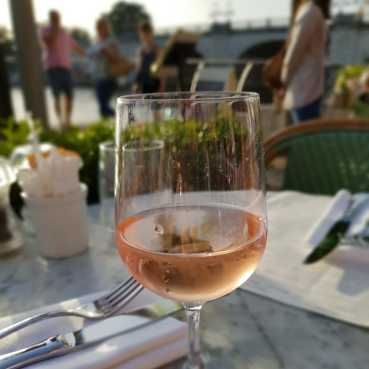 KarenPowell28's tweet photo. Summer has arrived! Love where I live! 😎 @riverside_walk @inkingstonuk #kingstonuponthames #summerinkingston https://t.co/7CPJ5iWWJc