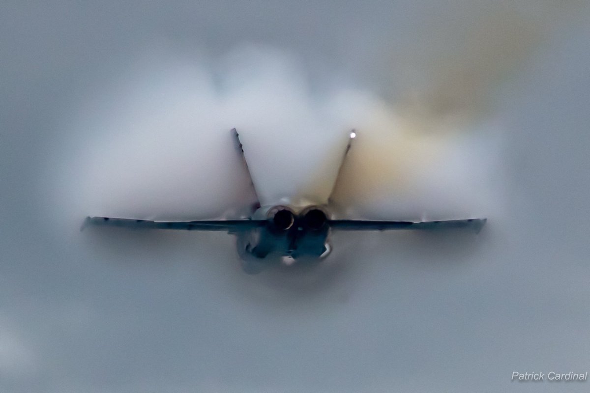 CF18Demo's tweet photo. Humza knows how to bring the #vapes! He even pulled a #doublevape on his high speed pass last night π² Come down to the water for our 1pm show today to see if he can do it again! #vapeoff #barrieairshow @CreativeBarrie @cityofbarrie
π· @patcard https://t.co/8lvcjvxI8v