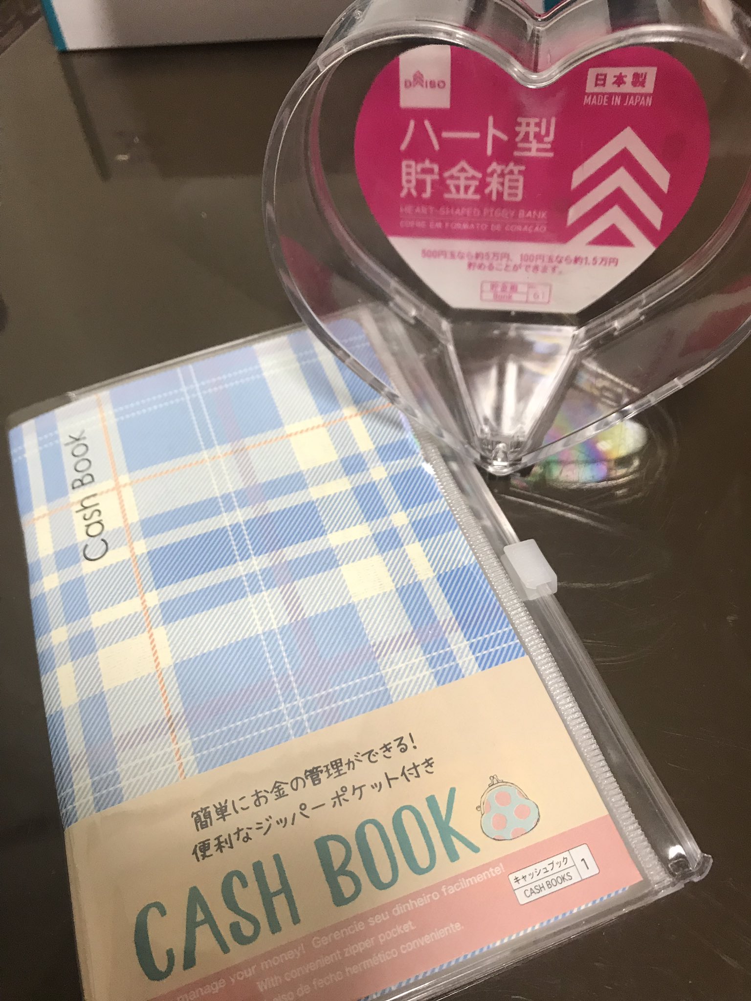 めえ ダイソーの貯金箱も 推し課金に加工しよー 艸 通帳風デザインのお小遣い帳も合わせて買ったので お金入れるごとにこっちにも記入 そしたらいくら溜まってるか確認しやすいしモチベーション上がるかなあ って