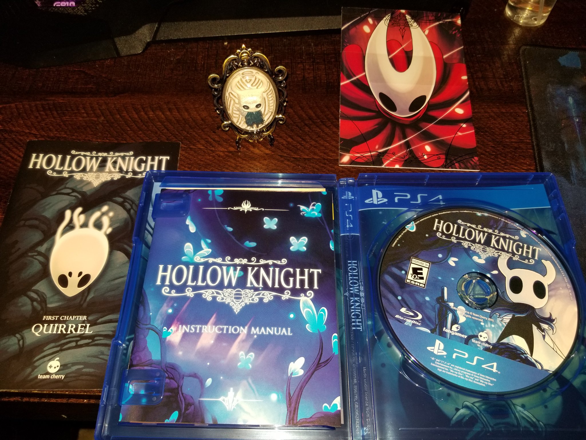 Коллекционер hollow. Hollow Knight ps4 диск. Диск Hollow Knight на пс4. PLAYSTATION 4 Hollow Knight. Hollow Knight коллекционное издание.