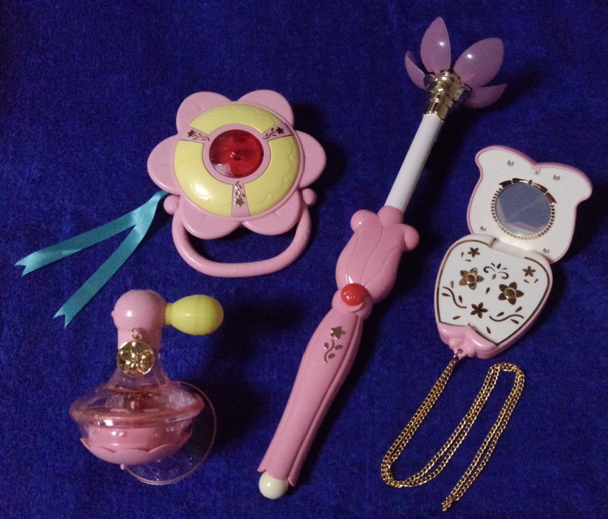 僕ちゃんが持っている 『花の魔法使いマリーベル』のおもちゃを並べて