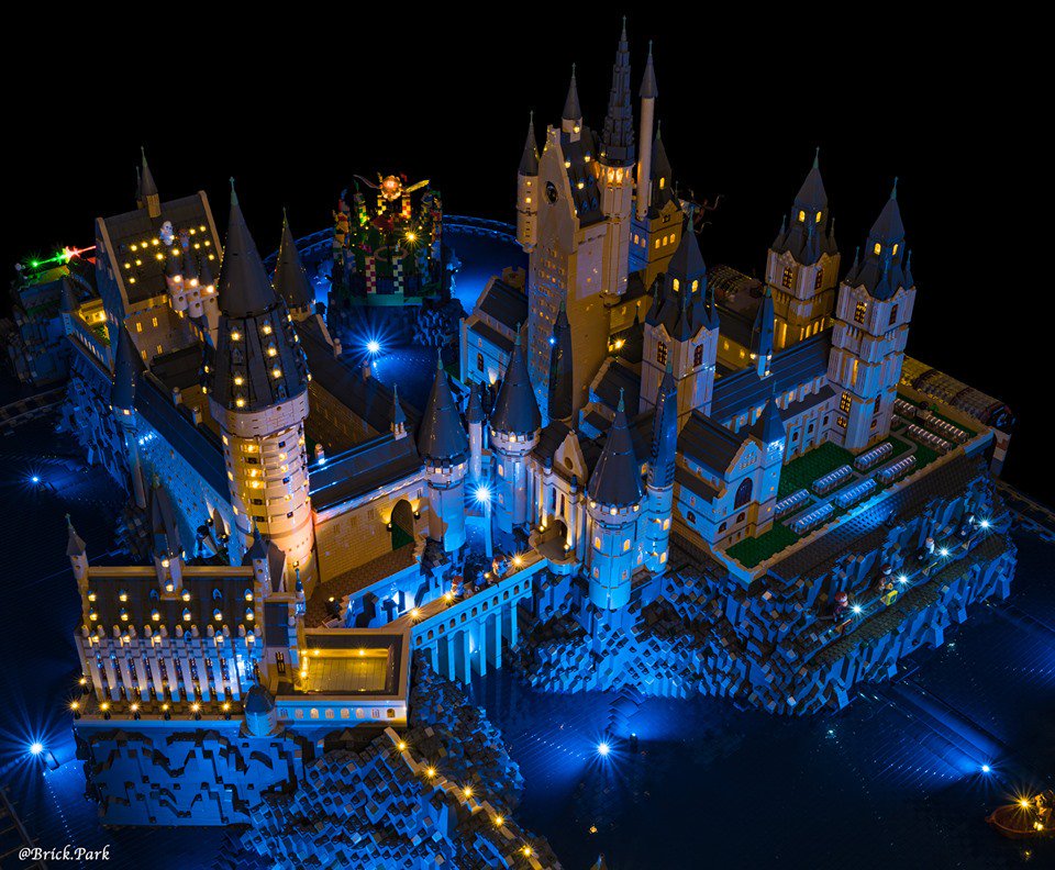 Harry_Potter_TM's tweet photo. Castillo de Hogwarts en Lego con iluminación. Hace que lo veamos más PERFECTO de lo que ya es 😍 https://t.co/jIbKHKWOqf