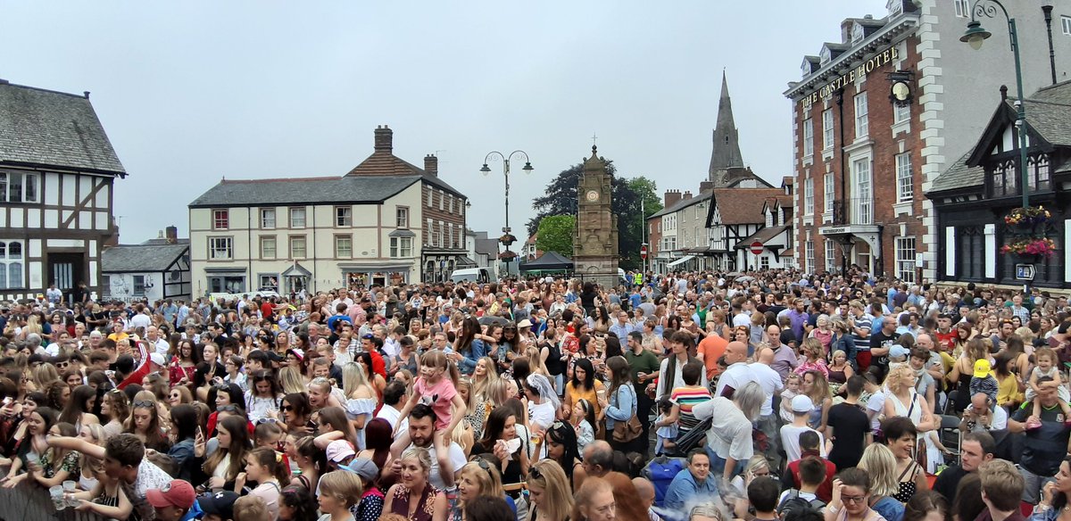 Di'r sgwar ddim digon mawr! @Candelasband <a href="/gwylRhuthfest/">GŵylRhuthunFestival</a> #GwylRhuthun
