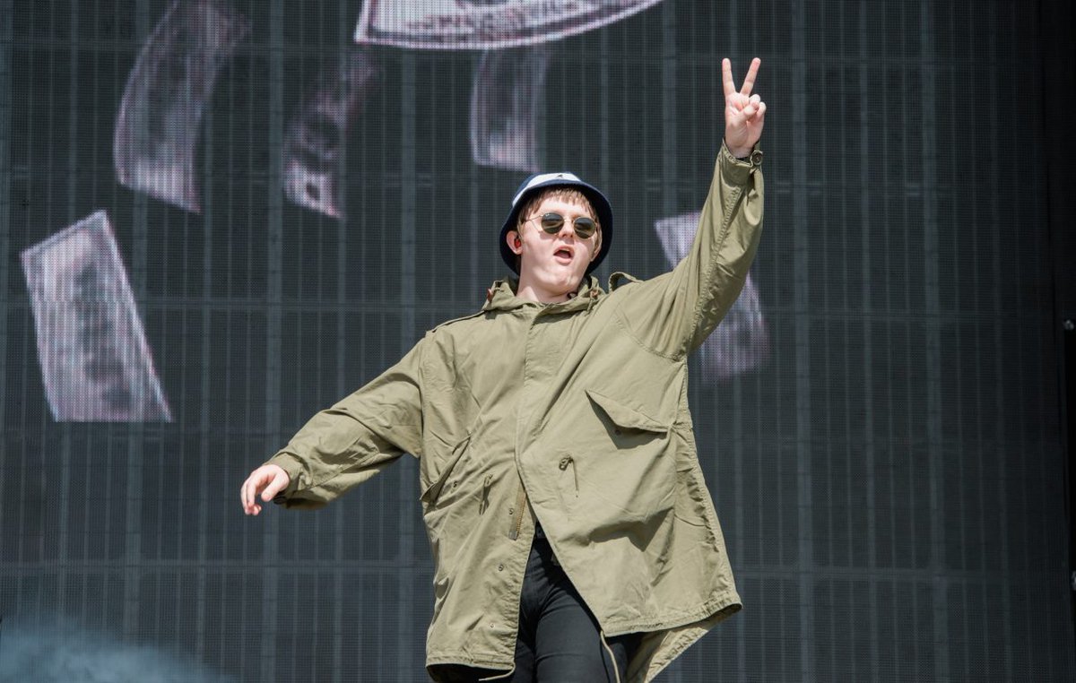 NME's tweet photo. . @LewisCapaldi settles Noel Gallagher feud with brilliant #Glastonbury entrance https://t.co/OfmhOaYOw0 https://t.co/OtjTNJebDl