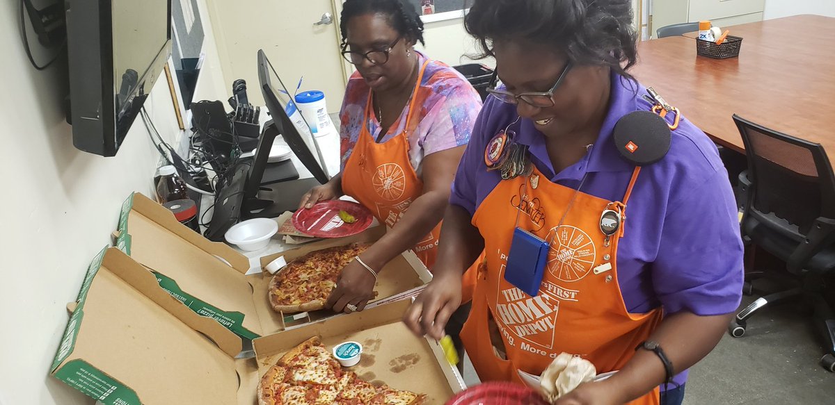 BillGreen279's tweet photo. Customer appreciation and taking care of our associates today at 279!! @EfrenExports @HD6872 @stevenml86 https://t.co/v90s9Zc4Z4