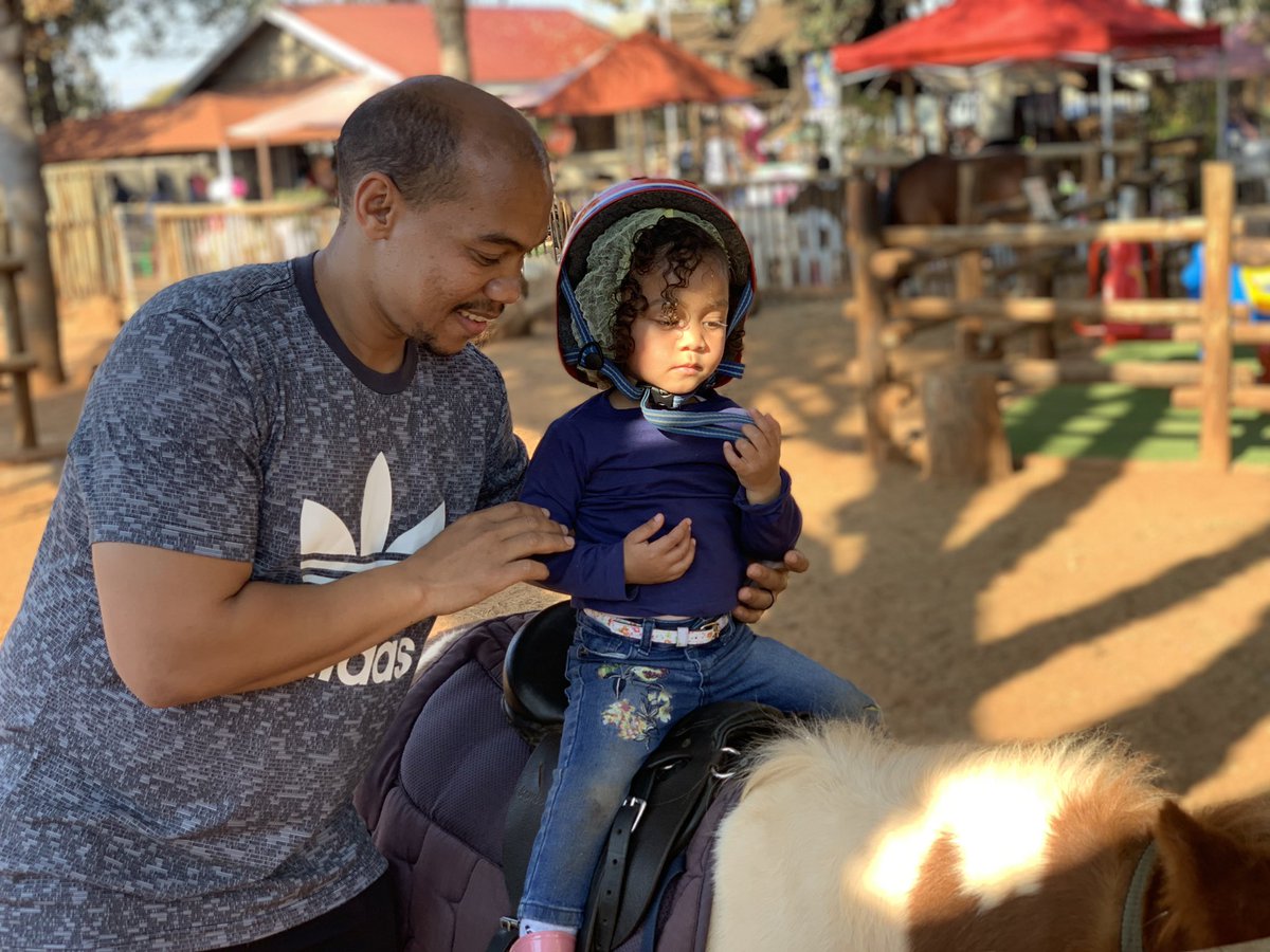 audas_vanschoor's tweet photo. Great Saturday at #LavenderMoonAnimalFarm .
I rate this place .. ⭐️⭐️⭐️⭐️
The Farm yard never disappoints 🤩
.
Mila made her #PonyRide debut
#ParentBucketlist ✅🥳🤩😂😂 🐎
#AnimalFarm #Fun #FeedingTime #Activekids #Animals #Playtime #MilaIs2Cute #Kiddies #WatchingMilaGrow https://t.co/FcWKggoCP9