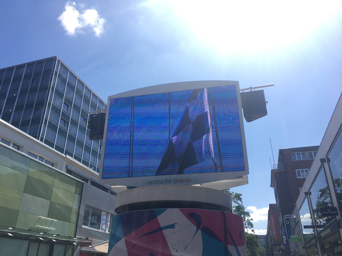 KiWoOnline's tweet photo. Ihr kennt unsere Media-Walls ja noch von der letzten #KielerWoche. Dort halten wir Euch mit Beiträgen aus der Stadt und vom Wasser auf dem Laufenden. Dieses Jahr neu: eine Leinwand bei der #PirateWorld auf dem Asmus-Bremer-Platz und eine beim #OceanJump am Bootshafen. https://t.co/UMbXNcnDvY