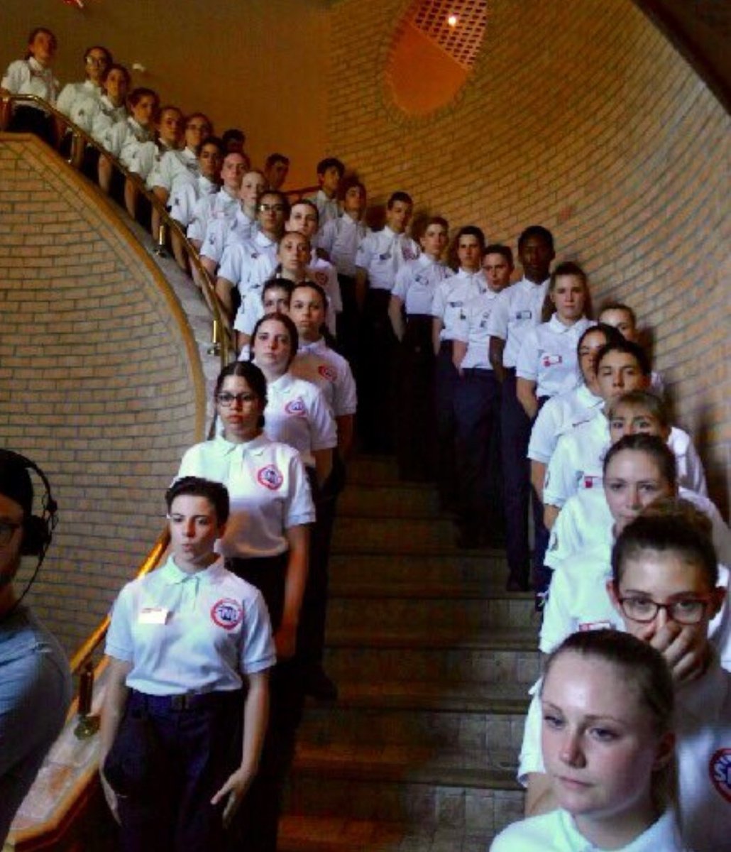 Jeunesse de France : Non conforme / Conforme.