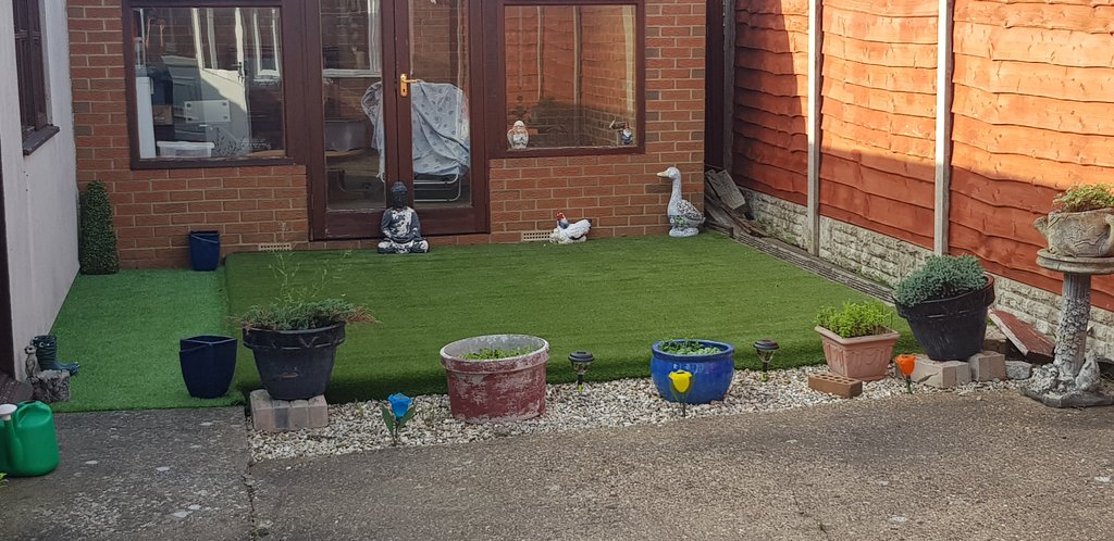 ManisMadness's tweet image. Only in a Desi household would you find fake carpet like grass because your mum cba with the maintenance AND make you take your shoes off to walk on it 🤦🏽‍♀️🤣

Fml 

#desiproblems #PUNJABI #Punjabimums