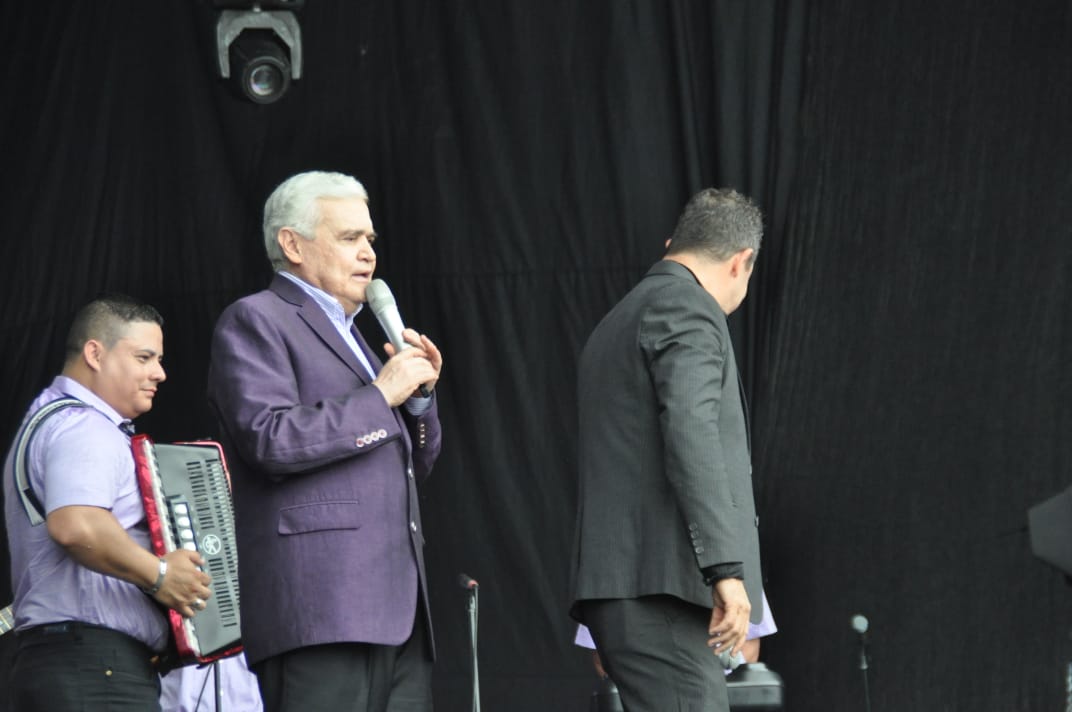 VipMedios's tweet photo. La patadita de la buena suerte... a los artistas que se presentaron en el show de las estrellas en Palmira
#JorgeBaronEnPalmira #LosPeriodistasDePalmiraDicen. #Palmira #VIPMedios https://t.co/E0Ce13NnU6