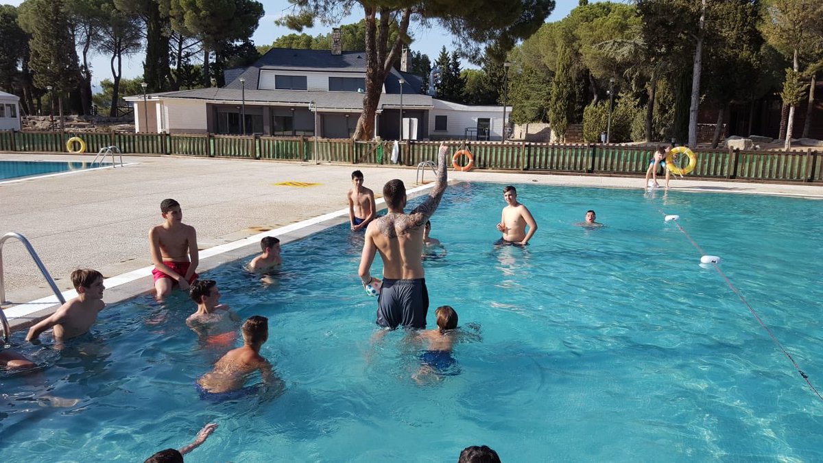 CampHernangomez's tweet photo. Ya están algunos chic@s del 1er turno por aquí! 😃 Para combatir este calor nada mejor que un bañito con @juanchohg14 🏊🏼♂️ . Nos espera una semana llena de sorpresas, diversión y mucho BA-LON-CES-TO 🏀 🙌🏼 #campus #basket #hernangomez #41 #WH41 #FFG #Cblasrozas https://t.co/6Q7fpTauB6