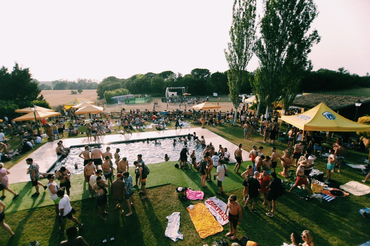 Guadint d'un dia immillorable ⛱☀️
Gràcies a tots els que ja sou dins i a la resta us esperem amb la millor música electrònica!!