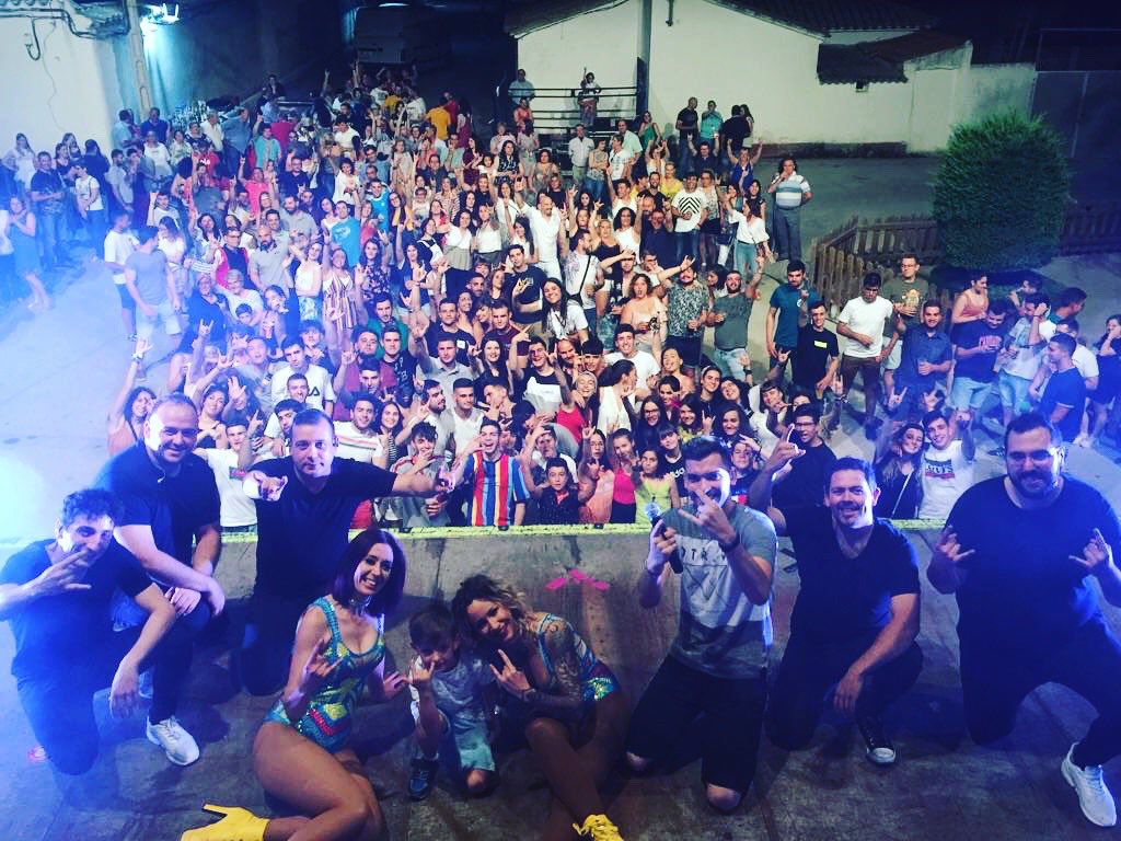 OAzabache's tweet photo. Otro año más Sinlabajos gracias por todo el cariño que nos dais!!!
Un publico 🔝
Las visitas 🔝🔝
Un pueblo ❤️
Esta noche Azabache se trasladará a Olivares de Duero!! A partir de las 23:00h!
#orquestaazabache
#tourvive2019
#sinlabajos https://t.co/7KwVNhMsWL