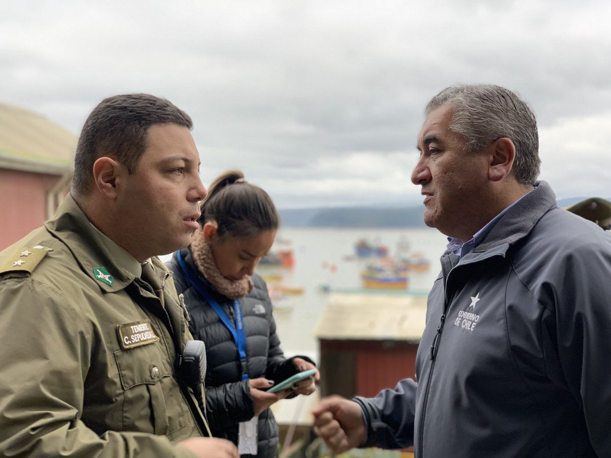 Despinozacuevas's tweet photo. Gobernador @RA_ContrerasR de @GoberdeConce coordinando labores de emergencia en sector #Coliumo ante derrumbe, quien junto a los vecinos y @Carabdechile realizan labores de despeje para resguardan a la comunidad. #GobernadorEnTerreno #ChileEnMarcha https://t.co/ryvbmqj8mT