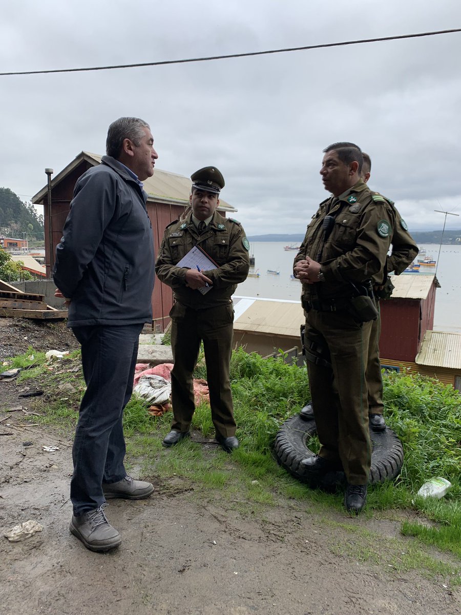 Despinozacuevas's tweet photo. Gobernador @RA_ContrerasR de @GoberdeConce coordinando labores de emergencia en sector #Coliumo ante derrumbe, quien junto a los vecinos y @Carabdechile realizan labores de despeje para resguardan a la comunidad. #GobernadorEnTerreno #ChileEnMarcha https://t.co/ryvbmqj8mT