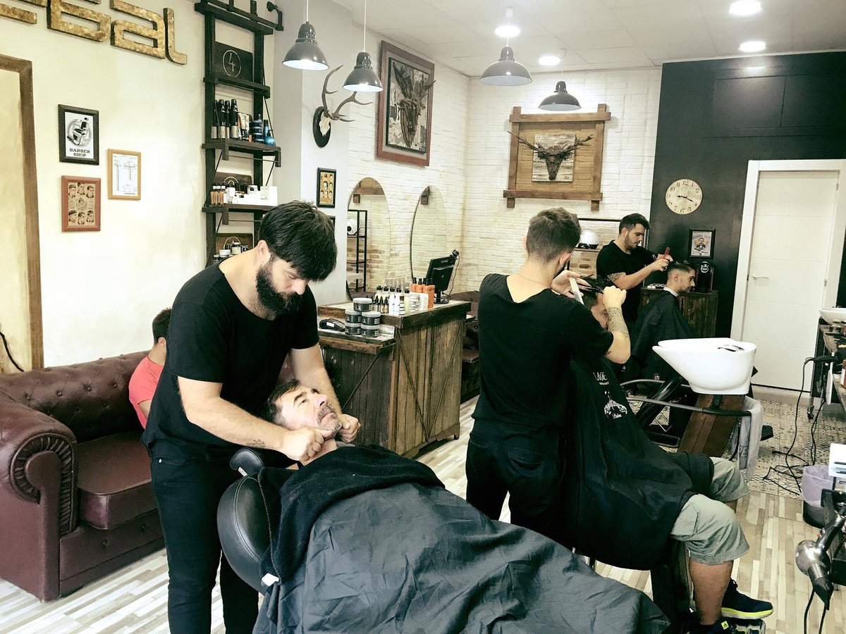 Franquicia Barbería la cueva del oso, recuperan la barbería tradicional de antaño con el estilismo de esta época.

•Elección de local
•Decoración con personalidad propia
•Formación en su metodología
•Acceso a sus cadenas de suministros con precio. 

franquiciasenespaña.es/franquicias/mo…