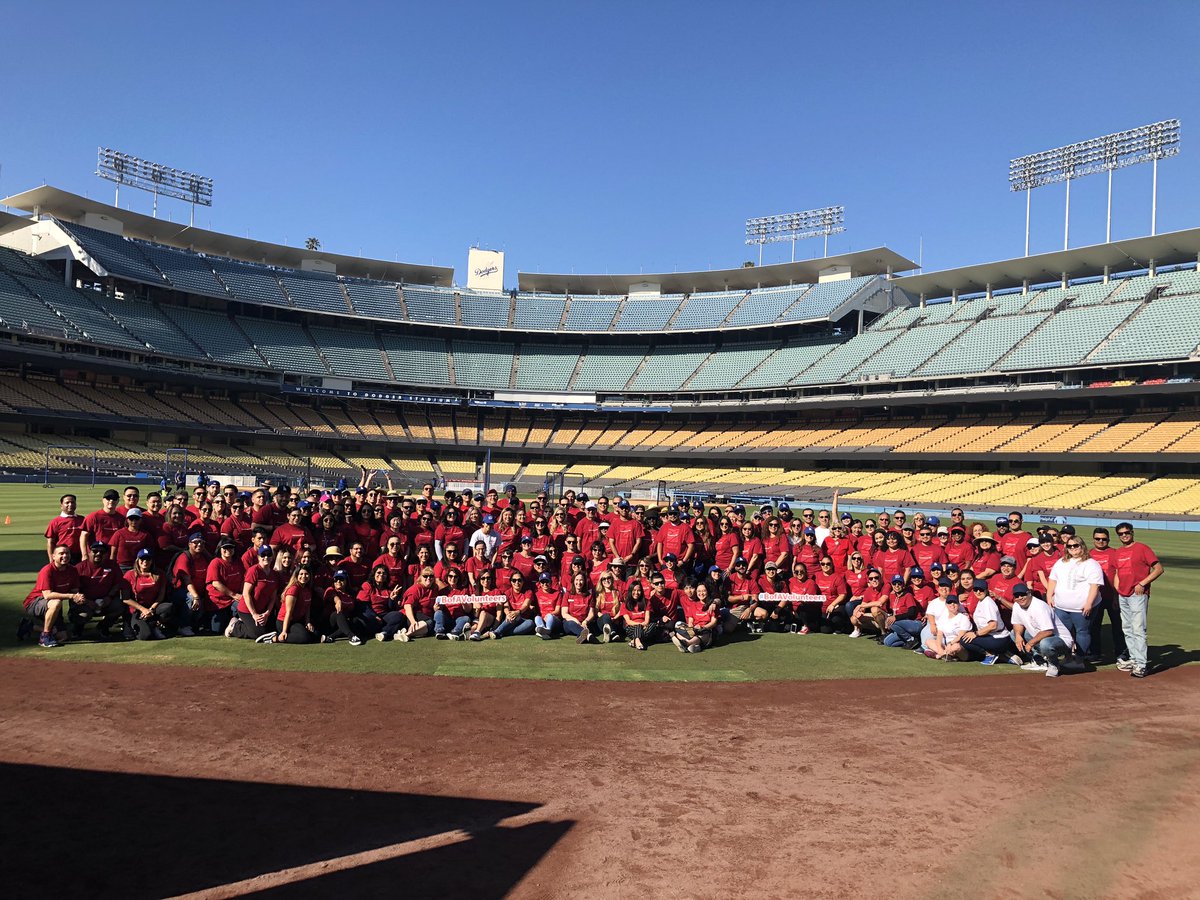 DodgersFdn's tweet photo. Hi - five to all of the @BankofAmerica Volunteers who are out here today at Dodgers RBI PlayerFest!
Swipe right to see the full squad! #DodgersRBI #PlayerFest https://t.co/iwUn4yDEXm