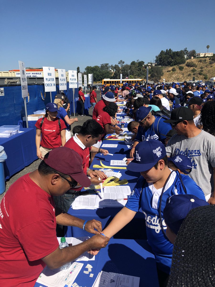 DodgersFdn's tweet photo. Hi - five to all of the @BankofAmerica Volunteers who are out here today at Dodgers RBI PlayerFest!
Swipe right to see the full squad! #DodgersRBI #PlayerFest https://t.co/iwUn4yDEXm