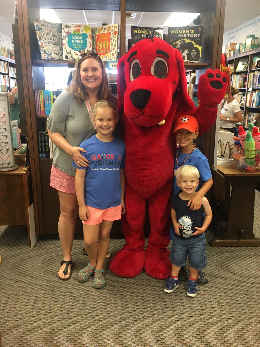 brandeecarrera's tweet photo. Meeting Clifford was the BES(t)! ❤️@BryantElem #SummerReading #booksbetweenkids https://t.co/RjNIiKq3WV