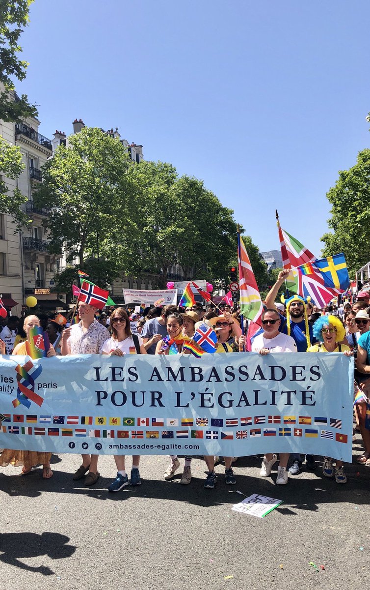 Fiers de participer à #ParisPride avec les #ambassadespourlégalité 🇮🇸🏳️‍🌈 L’égalité de tous et la lutte contre la discrimination est très important pour nous❤️🧡💛💚💚 #loveislove #MarcheDesFiertés #LoveIsLove #ParisEstFière #embassiesforequality