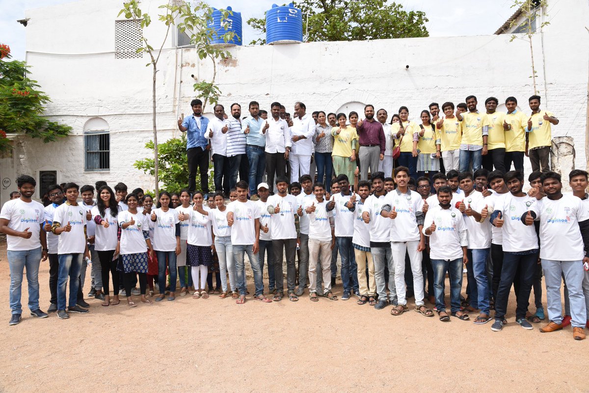 Collector_JGL's tweet image. డిజిటల్ ఇండియాలో భాగముగా, జిల్లాలోని అన్ని ప్రభుత్వ పాఠశాలల్లో 8,9వ తరగతి చదువుతున్న విధ్యార్థులకు డిజిటల్ గద్వాల్ అనే కార్యక్రమము పేరుతో రెండు  కంప్యూటర్ శిక్షణ  కార్యక్రమమును ప్రారంభించిన జిల్లా కలెక్టర్ శశాంక గారు.

#DigitalIndia 
@_DigitalIndia