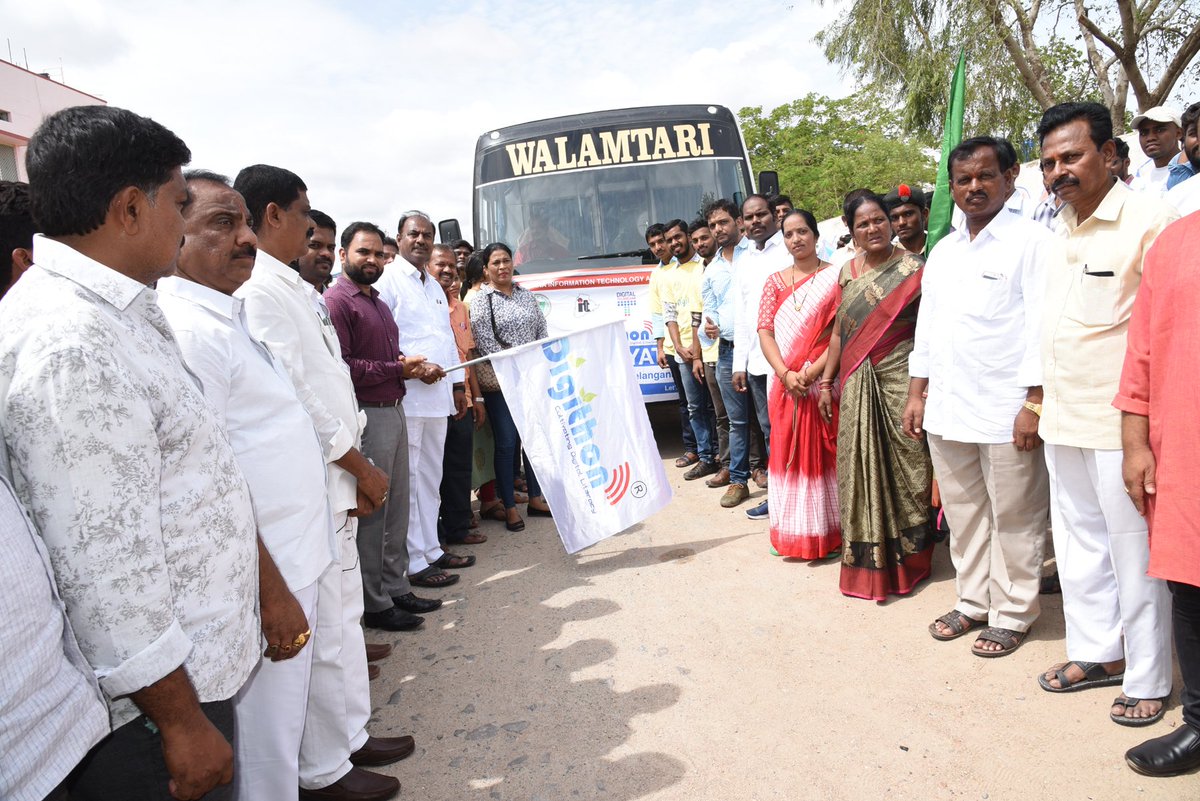 Collector_JGL's tweet image. డిజిటల్ ఇండియాలో భాగముగా, జిల్లాలోని అన్ని ప్రభుత్వ పాఠశాలల్లో 8,9వ తరగతి చదువుతున్న విధ్యార్థులకు డిజిటల్ గద్వాల్ అనే కార్యక్రమము పేరుతో రెండు  కంప్యూటర్ శిక్షణ  కార్యక్రమమును ప్రారంభించిన జిల్లా కలెక్టర్ శశాంక గారు.

#DigitalIndia 
@_DigitalIndia