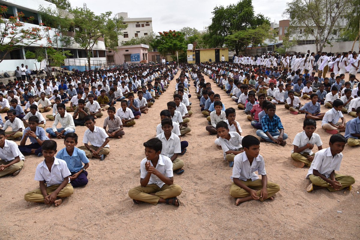 Collector_JGL's tweet image. డిజిటల్ ఇండియాలో భాగముగా, జిల్లాలోని అన్ని ప్రభుత్వ పాఠశాలల్లో 8,9వ తరగతి చదువుతున్న విధ్యార్థులకు డిజిటల్ గద్వాల్ అనే కార్యక్రమము పేరుతో రెండు  కంప్యూటర్ శిక్షణ  కార్యక్రమమును ప్రారంభించిన జిల్లా కలెక్టర్ శశాంక గారు.

#DigitalIndia 
@_DigitalIndia