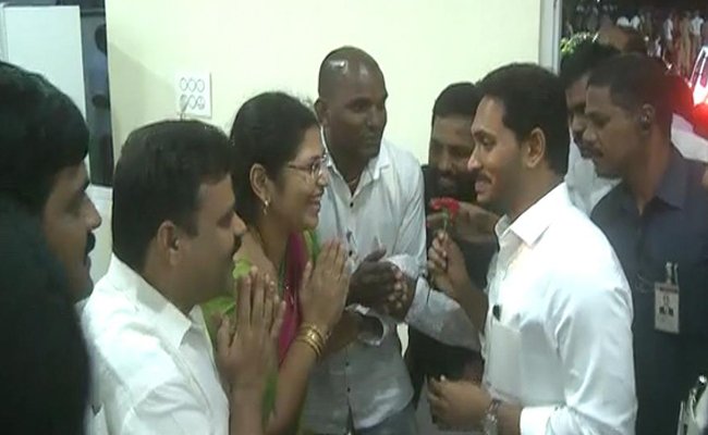 విశాఖలో సీఎం జగన్‌కు ఘన స్వాగతం : sakshi.com/news/andhra-pr… @YSRCParty @ysjagan @AndhraPradeshCM #visakhapatnamairport