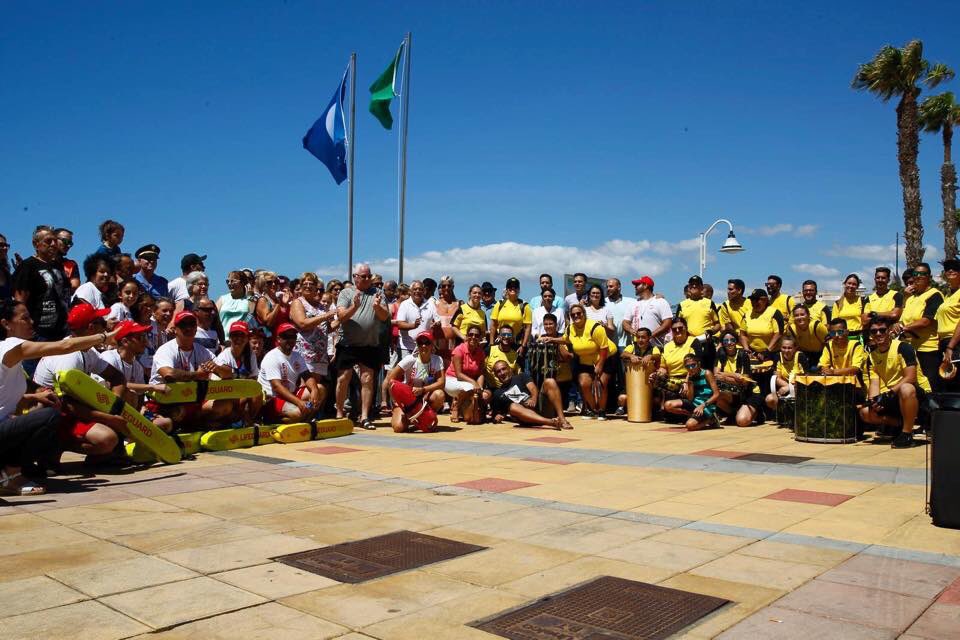 PROVITAL24h's tweet photo. Izado de la Bandera Azul en la Playa Los Pescadores Arinaga con el Servicio de PROVITAL-Socorrismo Acuático @oscarhdezsuarez @1500_costa @GranCanariaCab @BomberosGC @VilladeAguimes @112canarias @CGPCanaria @PROVITAL24h @laprovincia_es @canarias7 @ https://t.co/jLkO8nrMF7