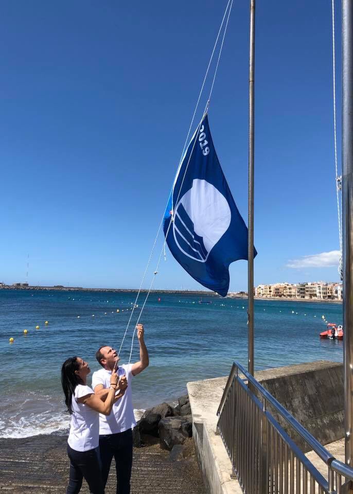 PROVITAL24h's tweet photo. Izado de la Bandera Azul en la Playa Los Pescadores Arinaga con el Servicio de PROVITAL-Socorrismo Acuático @oscarhdezsuarez @1500_costa @GranCanariaCab @BomberosGC @VilladeAguimes @112canarias @CGPCanaria @PROVITAL24h @laprovincia_es @canarias7 @ https://t.co/jLkO8nrMF7