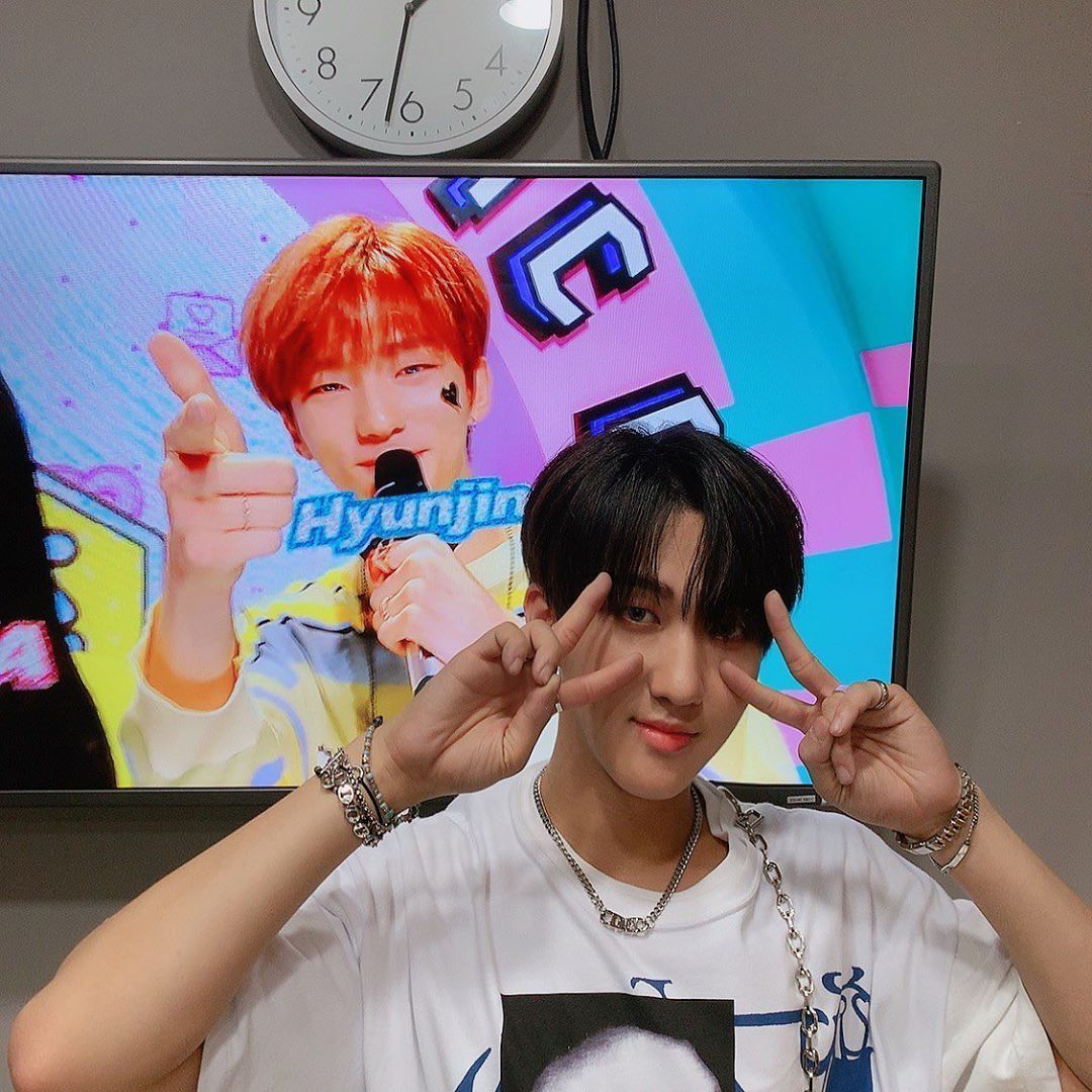 StrayKids_SV's tweet photo. 📷[IG UPDATE] @/realstraykids 19.06.29 
#Changbin

Trad: "Con el MC del Music Core!!! Es un honor ♡♡
A pesar de que perdí el juego en el  mini fan-meeting, ¡¡fue muy divertido!!"

@Stray_Kids
#StrayKids #스트레이키즈
#Clé2_YellowWood
#YouMakeStrayKidsStay https://t.co/InYb8ZucKP