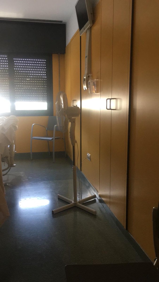 ComiteHVendrell's tweet photo. Les plantes d'hospitalització de l'Hospital del Vendrell estan treballant sense refrigeració en plena onada de calor. La @XarxaSantaTecla no posa solució al problema. @elvendrell_cat @salutcat @PSCVendrell @Som_Poble @SspElVendrell @ERC_elvendrell @JuntsxelV @CsElVendrell https://t.co/W8M7EJGZJV