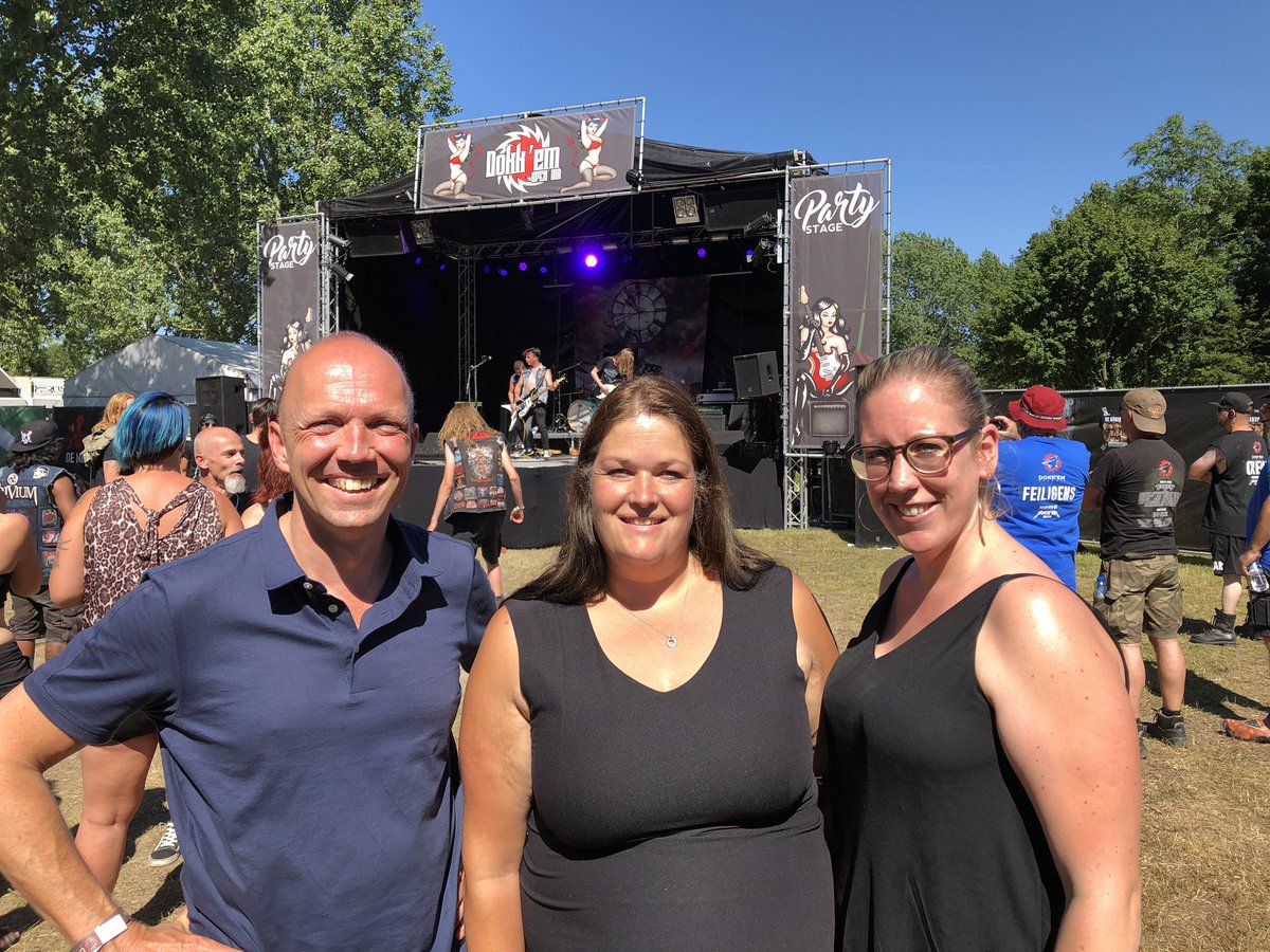 Met de raad Bij Dokk'em Open Air. Wat een geweldig evenement voor Dokkum en de regio! Ze hebben nu een prachtige plek. Oproep aan de raad om daar oog voor te blijven houden. Op de foto: Met S!N bij de Dokkumer band Atmoran #Dokkemopenair2019