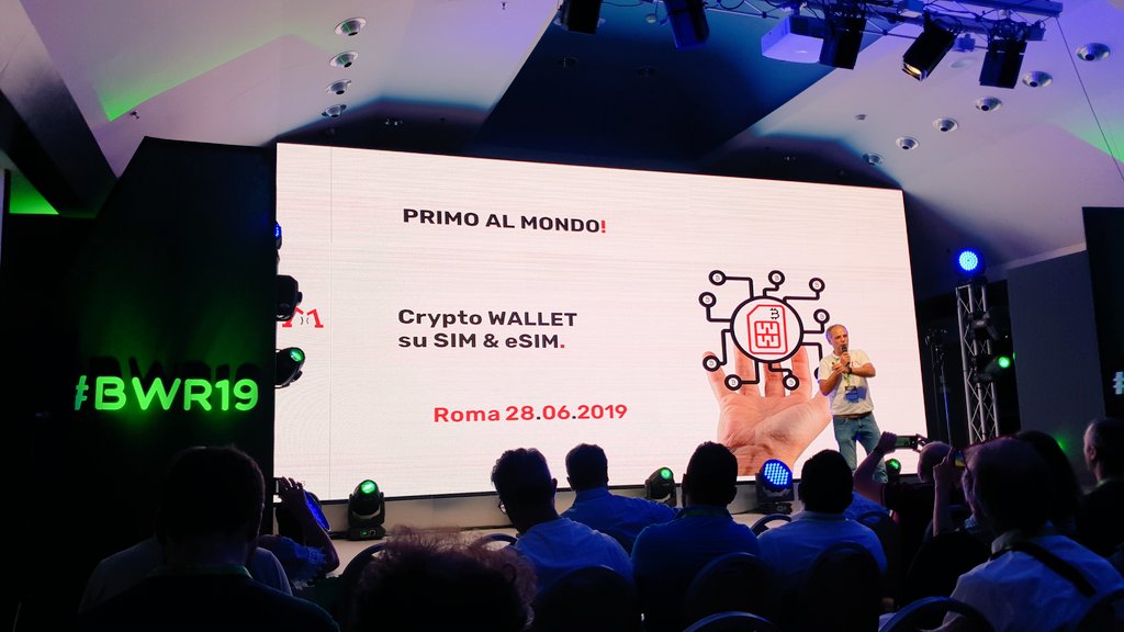 paolo_paganucci's tweet image. @tuttirossi, CEO di @MovendaSpA, presenta il primo cryptowallet su SIM alla #bwr19! @DangeloMa @gianpirm @GiorgioRossi73 @LeoTranq64 @Lombardi_Lucy