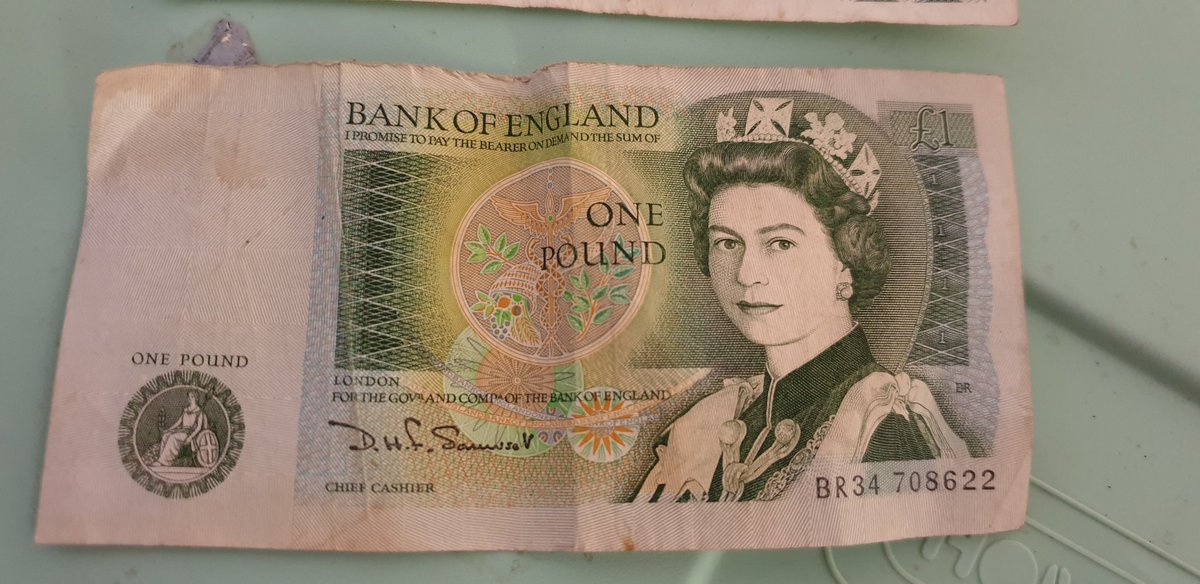 iainlaw's tweet image. These take me back to my youth. An Old #OnePoundNote