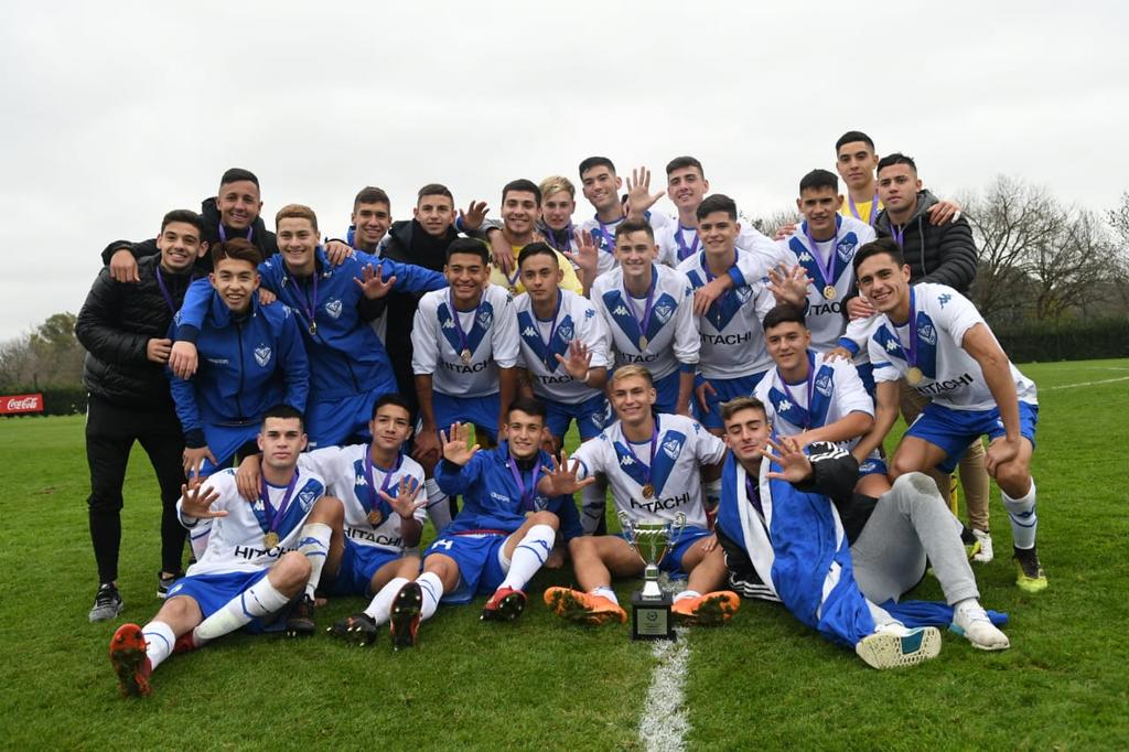 Velez's tweet photo. 🏆 ¡Acá está el Campeón! La #Quinta celebra una campaña espectacular. Tras culminar 1° en la Zona B (PJ 13, G 8, E 4, P 1, GF 31, GC 13) se aseguró un lugar en la Final y goleó 5-0 a @RacingClub para levantar la Copa. https://t.co/ZWXFlad12T
